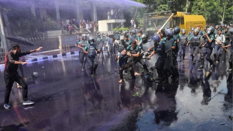 শিক্ষার্থীর মুখ চেপে ধরা ছবি নিয়ে বিতর্ক: পুলিশ বল...
