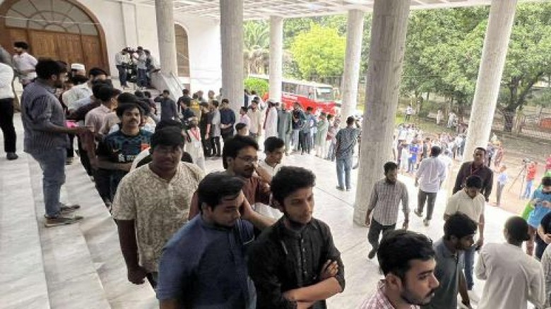 ভোট কেন্দ্রে ভোটারদের লাইন- ছবি সংগৃহীত