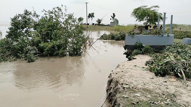 দৌলতপুরে পদ্মার ভাঙনে এক রাতেই বিলীন বিজিবি ক্যাম্...