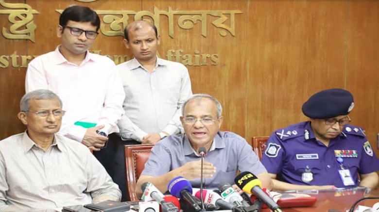 স্বরাষ্ট্র মন্ত্রণালয়ের সভাকক্ষে গতকাল রোববার অনুষ্ঠিত আইনশৃঙ্খলা-সংক্রান্ত কোর কমিটির সভা। ছবি: স্বরাষ্ট্র মন্ত্রণালয় থেকে পাওয়া