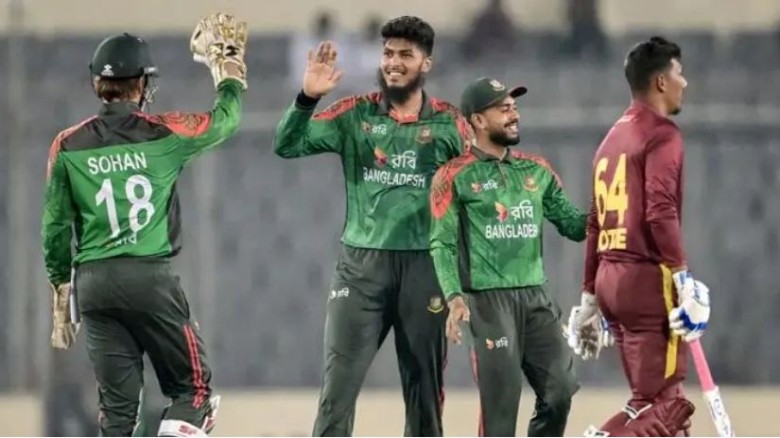 উইকেট শিকারের পর সতীর্থদের সঙ্গে রিশাদের উদযাপন/ ছবি:এএফপি