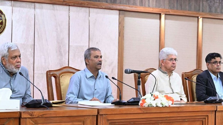 সংবাদ সম্মেলনে কথা বলছেন আইন উপদেষ্টা অধ্যাপক আসিফ নজরুল। ছবি: সংগৃহীত